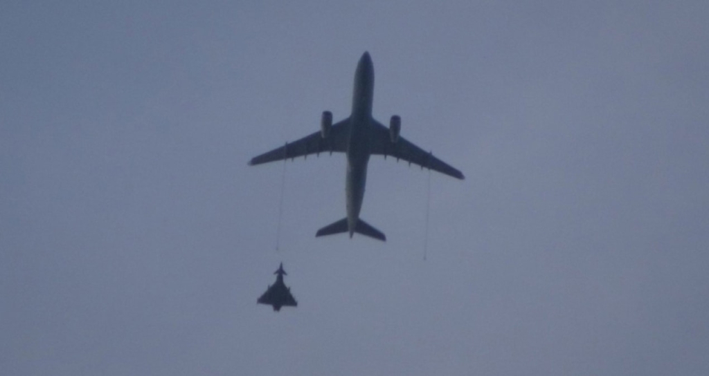Almanya'ya giden uçak kaçırılma alarmı verdi, Eurofighterlar havalandı